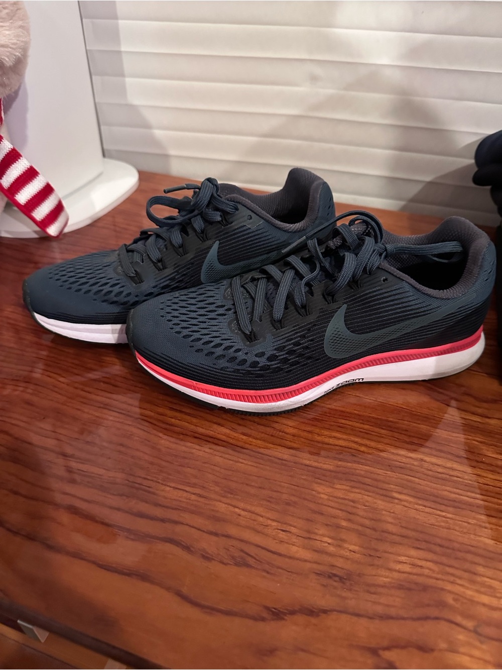 Nike Womens Sneakers with Pink Accent